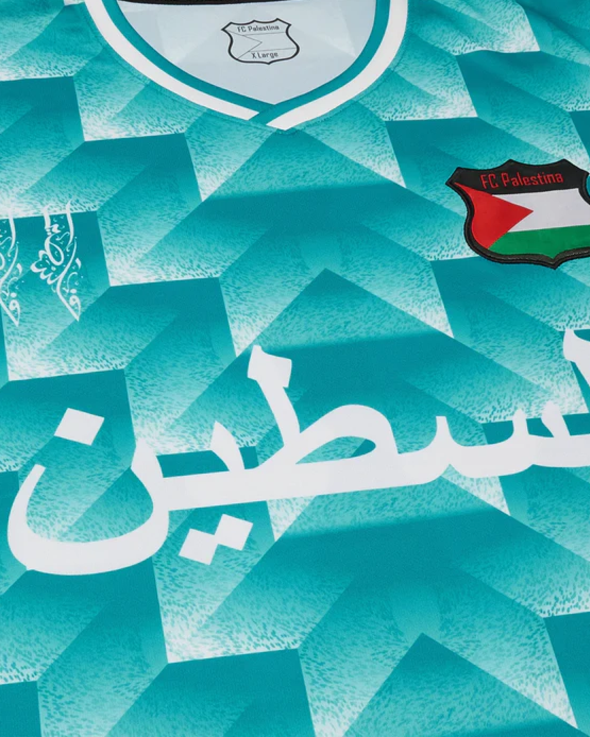 Calligraphie arabe blanche maillot palestine turquoise écusson FC Palestina col V détail