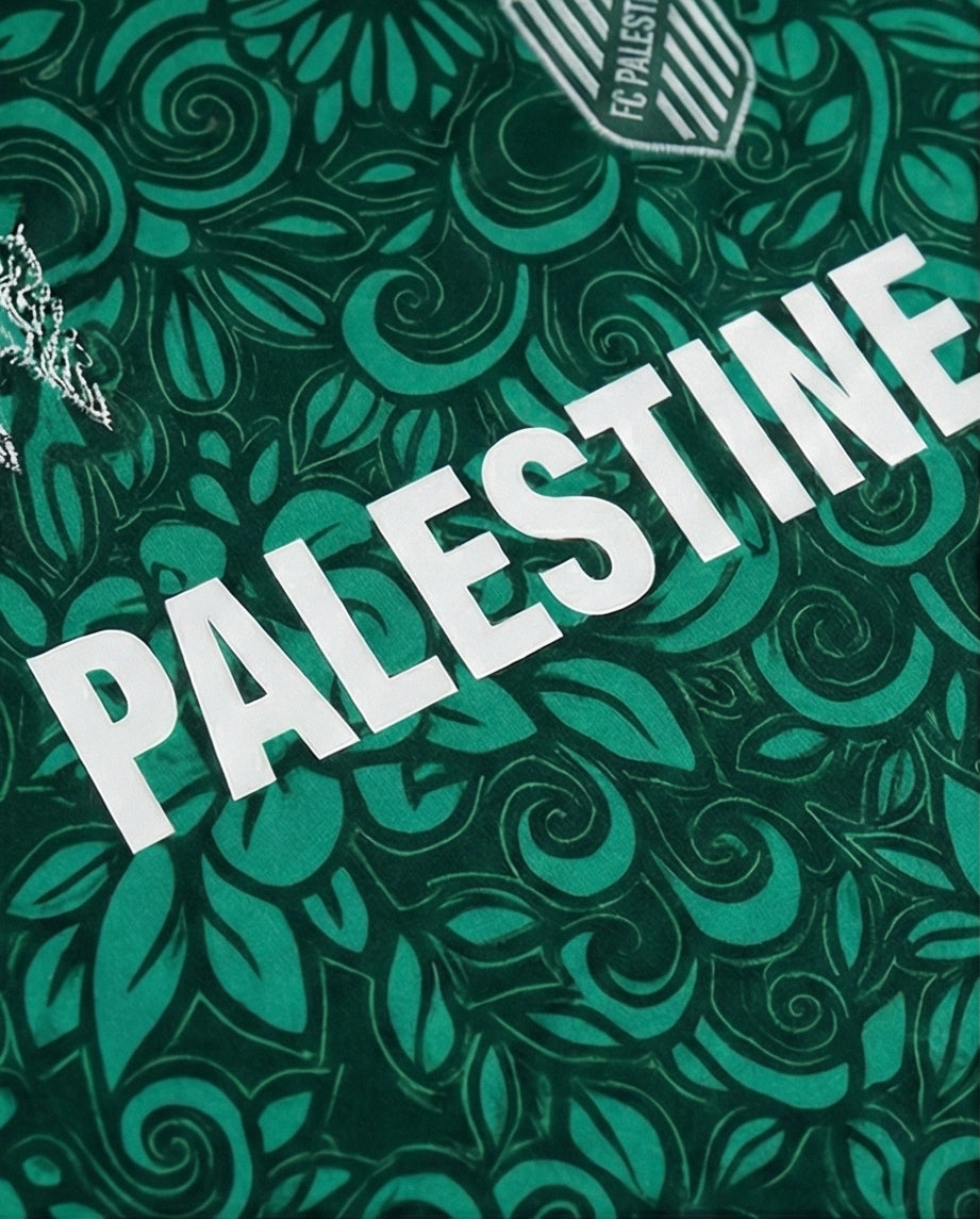Texte Palestine blanc maillot palestine vert lettres capitales motif floral fond vert foncé