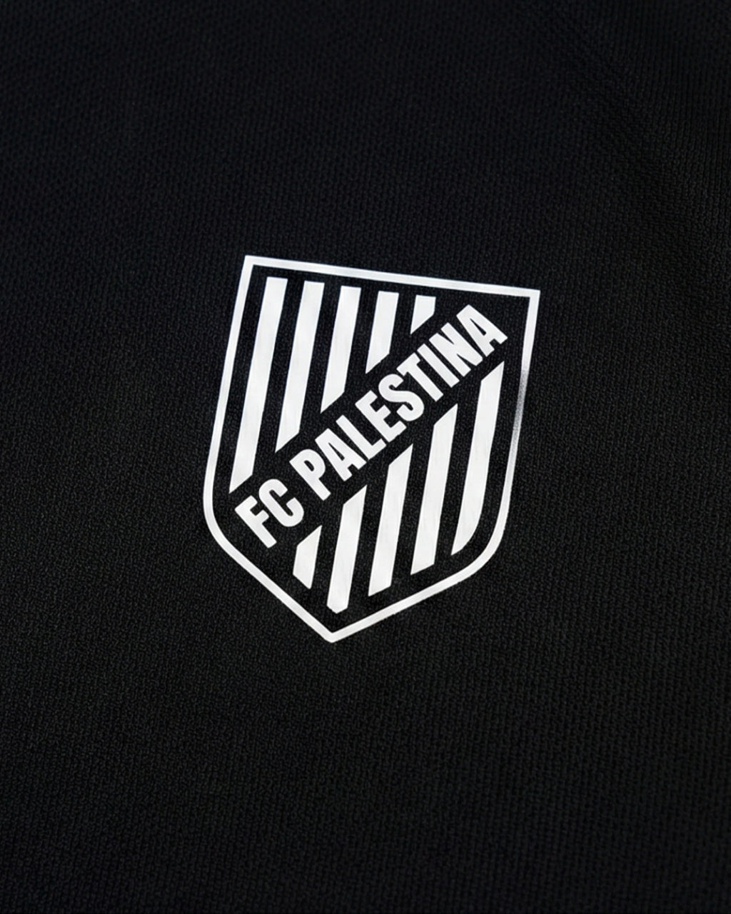 Logo du FC Palestine sur un maillot noir, symbole de l'identité culturelle et de l'élégance du maillot Palestine noir.