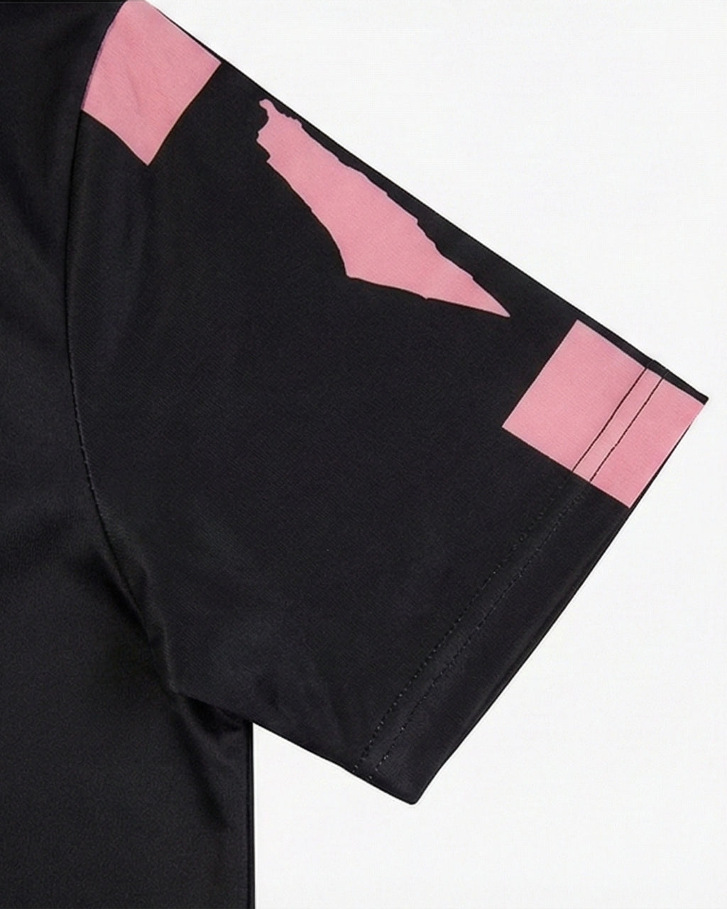 Détail de la manche du maillot Palestine noir rose Édition Bandes affichant un contraste entre le noir et le rose.