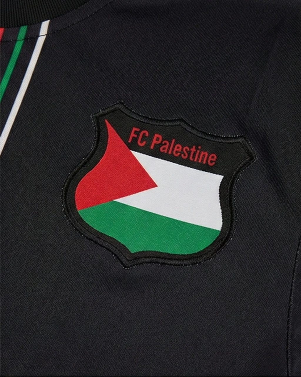 Détail du logo FC Palestine sur le maillot Palestine noir rose Édition Bandes.